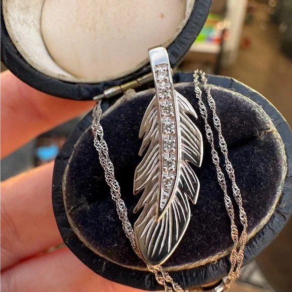 Solid platinum genuine diamond leaf/feather necklace high end- - emergency sale - Picture 9 of 13